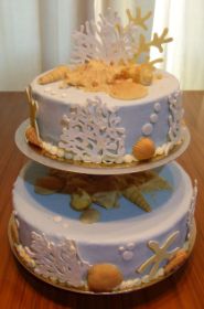 Strandtorte mit Muscheln aus weißer Schokolade