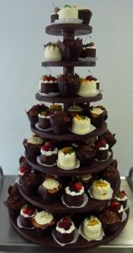 Desserturm mit verschiedenen Törtchen