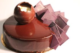 Zweierlei Schokoladenmousse mit Zitronenthymiancrème und karamellisierten Weinbergpfirsichen