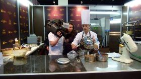 Eines der Fernsehteams, welches rund um die Uhr an meiner Seite war (hier Kabel 1)