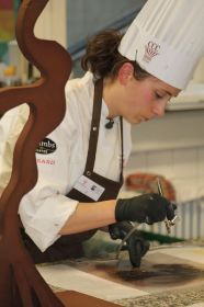 Arbeiten am Schokoladenschaustück